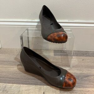Brown Crocs Wedge Shoes with Tortoise Shell Toe size 7